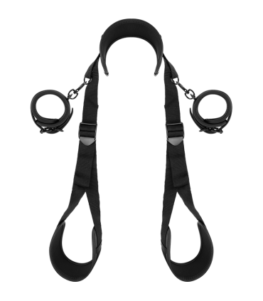 FETISH SUBMISSIVE POSICION PIERNAS ABIERTAS CON ESPOSAS CON FORRO DE NEOPRENO